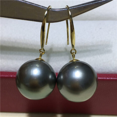 Pearl Earrings: A Symbol of Enduring Elegance