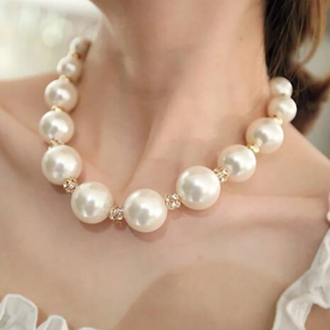 Chunky Pearl Necklace: Bold and Beautiful Statement Piece