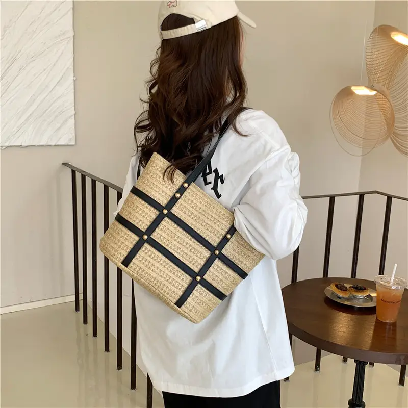 black casual tote bag model