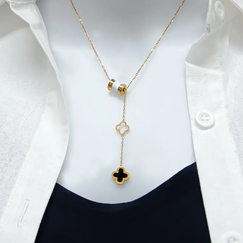 gold clover necklace model
